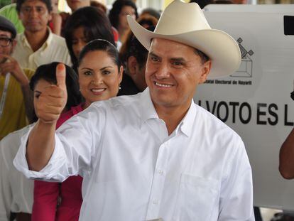 Roberto Sandoval emitiendo su voto en Nayarit en 2011.