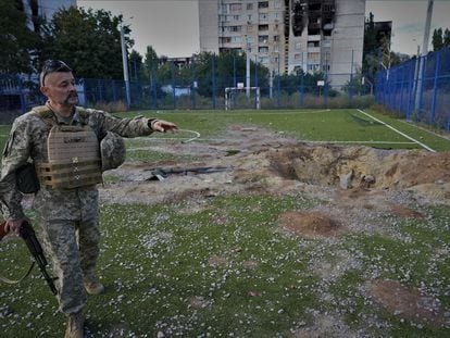 El militar ucranio Vasyl Bilous, de 46 años, muestra, este miércoles, los daños causados en un colegio de Járkov que no ha podido empezar el curso por los bombardeos en el barrio de Saltivka, en el noreste de la ciudad.