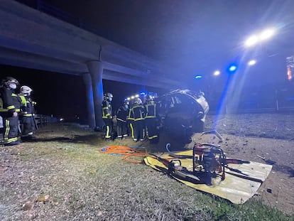 Los bomberos, durante la excarcelación del cadáver de la víctima.