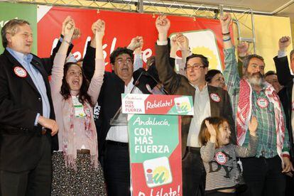 Diego Valderas y otros miembros de IU celebran los resultados.