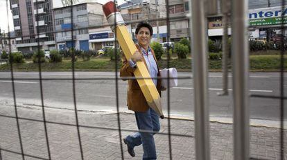 El caricaturista ecuatoriano Bonil llegando a la audiencia