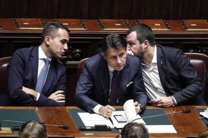 El primer ministro italiano, Giuseppe Conte, flanqueado por los dos viceprimer ministros, Luigi Di Maio (i) y Matteo Salvini.