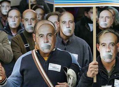 Los manifestantes, que se concentraron frente al Ministerio de Defensa, portaron caretas con la imagen de Jorge Bravo.