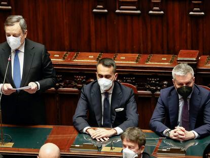 El primer ministro italiano, Mario Draghi, de pie, y los ministros de Exteriores, Luigi Di Maio, y Defensa, Lorenzo Guerini, tras la intervención telemática de Volodímir Zelenski, este martes en el Parlamento italiano.