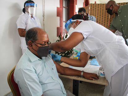 Ahmed Afif, el vicepresidente de las Islas Seychelles, recibe una de las primeras dosis de la vacuna contra la covid-19.
