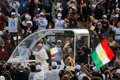 El Papa a su llegada al estadio Hariri en Erbil, este domingo.