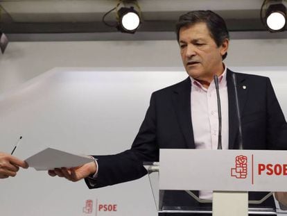 El presidente de la gestora del PSOE, Javier Fern&aacute;ndez.