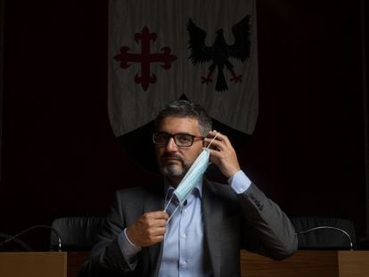 El alcalde de Alcobendas, Rafael Sánchez Acera, se pone la mascarilla tras la entrevista.