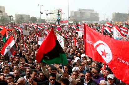 Miles de egipcios se manifiestan en la plaza de la Liberación en El Cairo con banderas tunecinas y libias de la época anterior a Gadafi.