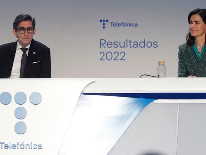 José María Álvarez-Pallete y Laura Abasolo, en la presentación de resultados de 2022.