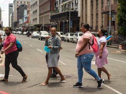 Un grupo de mujeres sin mascarilla cruza Long Street en Ciudad del Cabo, Sudáfrica, en diciembre de 2020, al comienzo de la segunda ola de covid-19 en este país.