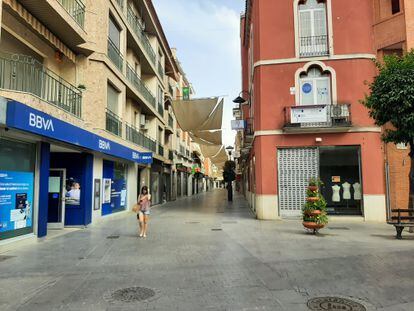 Confluencia de la calle ollerías con la plaza de la Constitución, casi desierta a las cinco y media de la tarde del sábado.