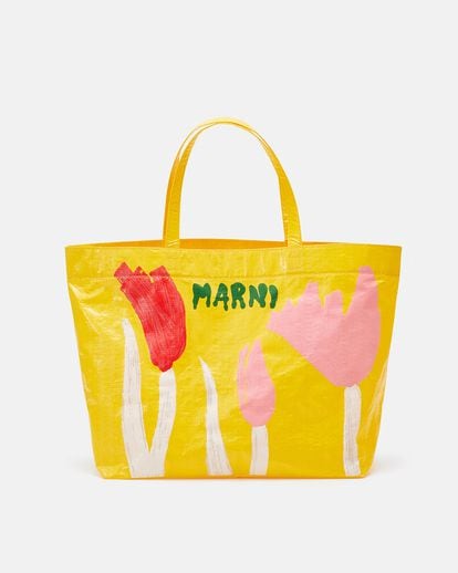 Con una estética a medio camino entre lo intelectual y el pop, los bolsos de playa de la firma italiana Marni se han convertido en una delicia veraniega con la que no te hace falta nada más para parecer una marchante de arte o una experta en diseño.