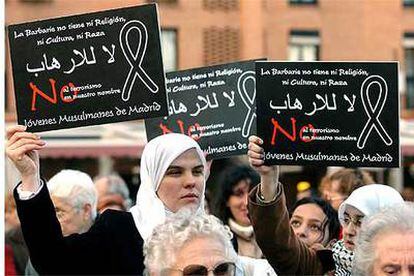 Manifestación de mujeres musulmanas en Madrtid contra los atentados del 11-M.