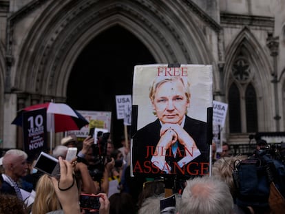 Un partidario del fundador de Wikileaks, Julian Assange, sostiene un cartel después de la primera audiencia en la apelación de extradición de Julian Assange, en el Tribunal Superior de Londres, el miércoles 11 de agosto de 2021.