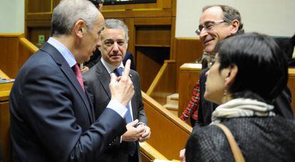 El lehendakari y el portavoz del Gobierno hablan con el presidente del PP vasco, Alfonso Alonso.