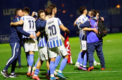Los jugadores del Atlético Baleares celebran la clasificación tras vencer al Celta.