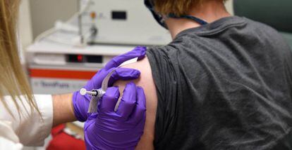 Un participante mientras recibe una dosis durante la fase 1/2 del ensayo clínico de la vacuna candidata de Pfizer/BioNTech, en Estados Unidos. 