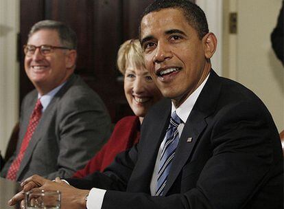 Obama, rodeado de algunos líderes empresariales, durante la reunión que ha mantenido esta tarde con ellos antes de comparecer en la Casa de Representantes