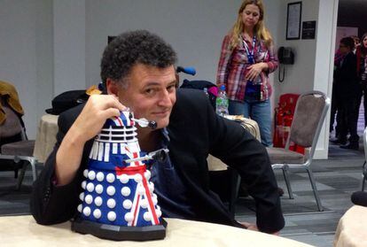 Steven Moffat posa con el Dalek del 50 aniversario (Foto: Á. P. R.)