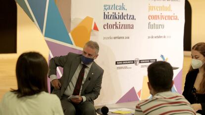 El lehendakari conversa con varios jóvenes sobre paz y convivencia en Euskadi.