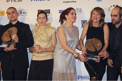 Algunos de los ganadores de la noche, de izquierda a derecha: Alberto Cortés, director de <i>Buried</i>; la ministra de Cultura, Ángeles González-Sinde; las actrices Nora Navas y Emma Suárez, y el actor Luis Tosar.