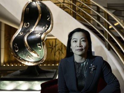 Rebecca Wei, presidenta de Christie's en Asia, con el reloj blando de Salvador Dalí que se vendió en Shanghái.
