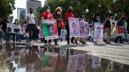 Cientos de personas protestan por la desaparición de los 43 estudiantes de Ayotzinapa, el 26 de junio de 2022, en Ciudad de México.