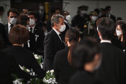 Nicolas Sarkozy (en el centro), expresidente de Francia, en el interior del estadio durante el funeral.