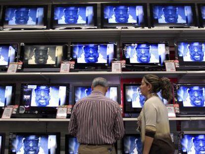 Televisores en un centro comercial de Madrid. / Alvaro Garcia