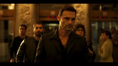 Iván Sánchez interpreta o adulto Miguel Bosé na série sobre sua vida.