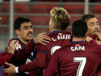 Los jugadores del Eibar celebran uno de los goles.