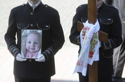 Un soldado lleva la foto de Kira, tres meses, durante su funeral en la ciudad de Odesa, Ucrania, este miércoles. Kira falleció junto a su madre, Valeria, y su abuela Lyudmila a consecuencia de un bombardeo sobre un edificio residencial el día 23 de abril de 2022. 