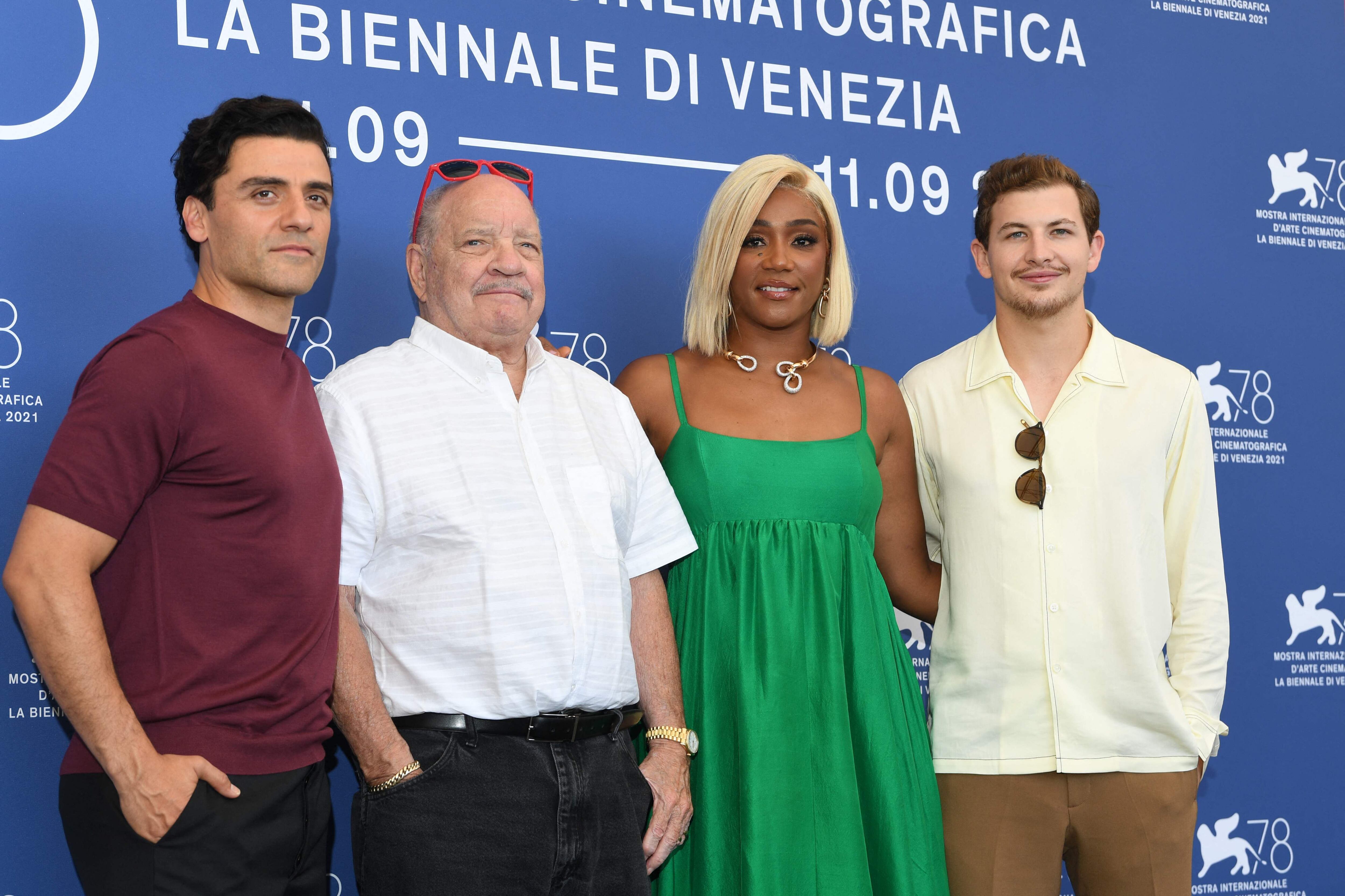 De izquierda a derecha, el actor Oscar Isaac, el director Paul Schrader y los actores Tiffany Haddish y Tye Sheridan, en la presentación de 'The Card Counter', este jueves en la Mostra de Venecia.