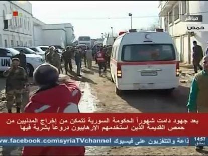 Una docena de civiles han evacuado este viernes la ciudad de Homs.