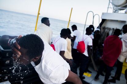 Un migrante se lava la cara por la mañana a bordo del 'Aquarius', el 11 de junio de 2018.