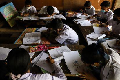 Aye Aye Than se sienta con otros estudiantes durante una clase en su escuela para niños inmigrantes y refugiados procedentes de Myanmar. Llegó a Tailandia con su madre en febrero de 2022, tras cruzar de noche el río que separa ambos países.