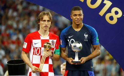 Modric y Mbappé posan con los trofeos individuales.