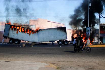 Un camión en llamas durante la violencia que siguió a la captura de Ovidio Guzmán, en las calles de Culiacán (Sinaloa), este jueves.