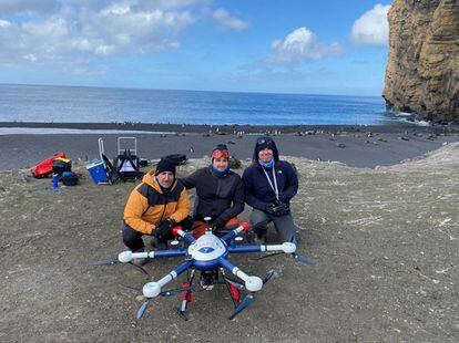 Antonio Tovar, Gabriel Navarro y David Roque, junto a un dron hexacopetero, en la Antártida, durante esta campaña.