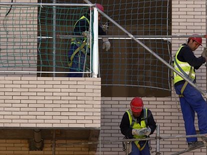 Tres trabajadores, en una obra en el nuevo barrio de Vallecas.