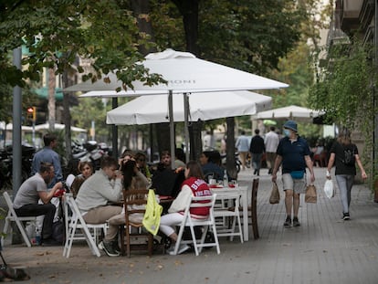 Terrazas en una acera de Barcelona, el pasado fin de semana.