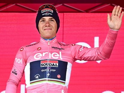 Evenepoel, en el podio de Cesena con la maglia rosa.