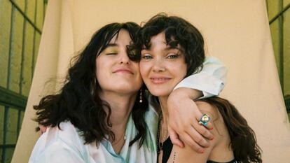 Claudia Costafreda y Ana Rujas (derecha).