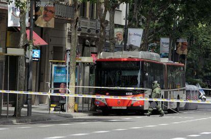 El autobús de la línea 22 donde se ha hallado un paquete sospecho acordonado por los Mossos d'Esquadra y los Tedax en la Ronda de Sant Pere de Barcelona