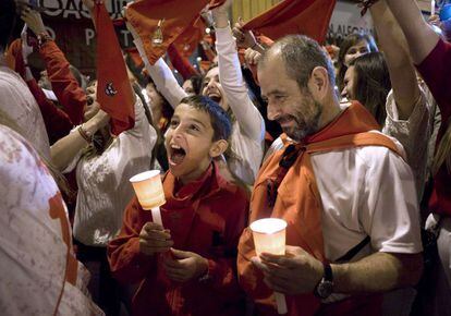 Niños y mayores disfrutan del fin de fiesta en las calles de Pamplona.