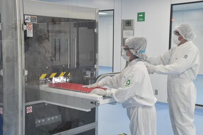 Trabajadores de Liomont en la planta de México que produce la vacuna de Astra Zeneca, en febrero pasado.