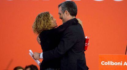 La ministra en funciones Meritxell Batet se abraza este domingo con el senador electo Manuel Cruz, en un acto del PSOE en Barcelona.