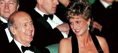 Diana de Gales asiste en 1994 junto al expresidente francés, Valery Giscard, al teatro en el Palacio de Versalles.