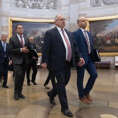 Un grupo de congresistas republicanos camina hacia el Senado de Estados Unidos para entregar los cargos para el juicio político contra el secretario de Segurida Nacional, Alejandro Mayorkas.
